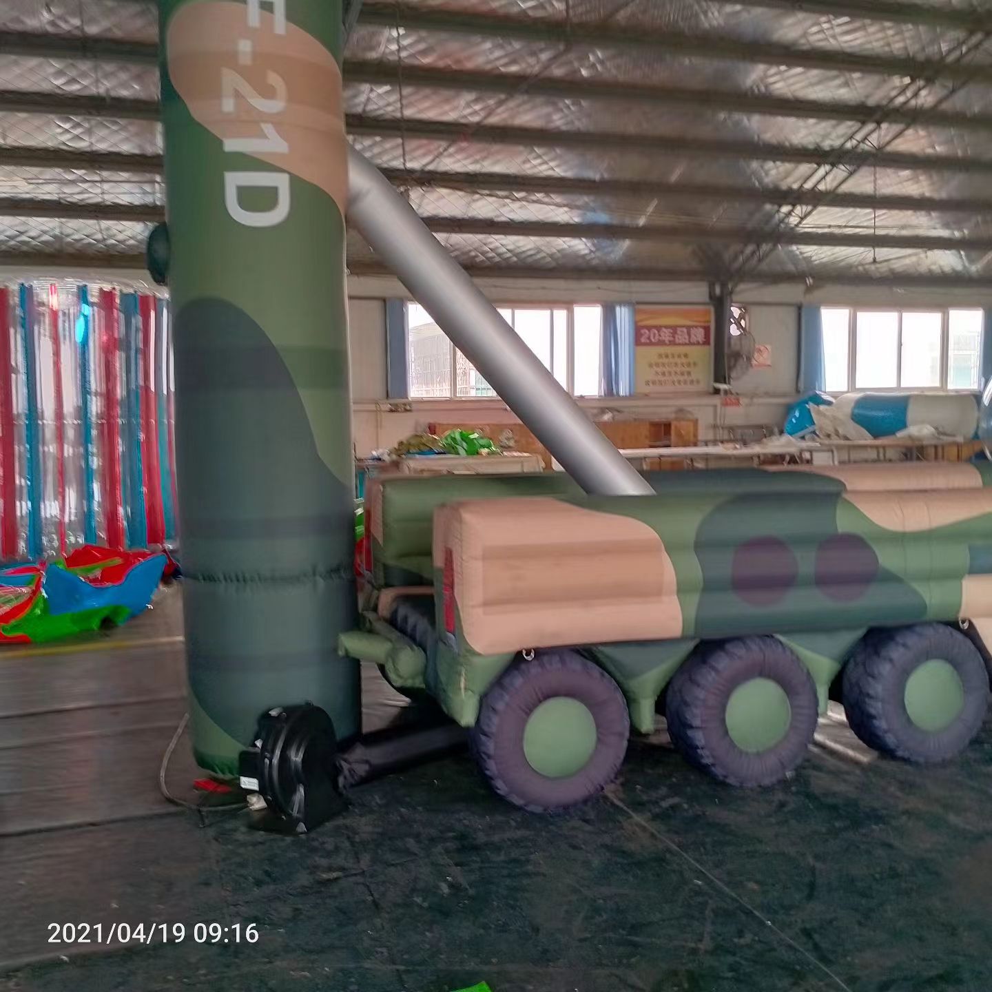 黑河军事演习中的充气目标车辆：模拟发射车雷达车坦克飞机
